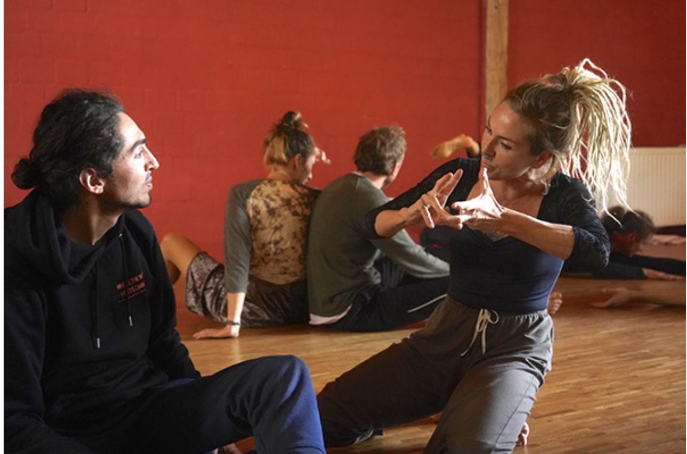 Conversation, red room