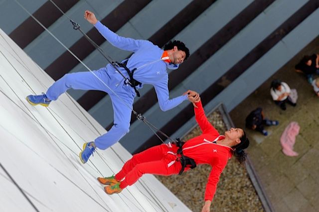 UNITE! live show, aerial duet performance