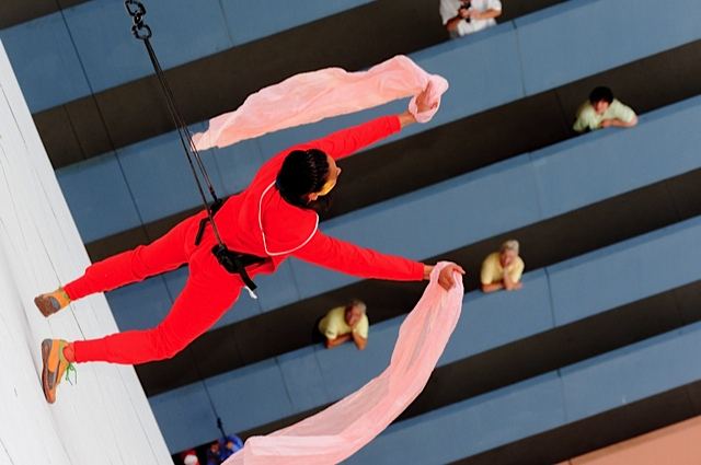 UNITE! live show, aerial duet performance